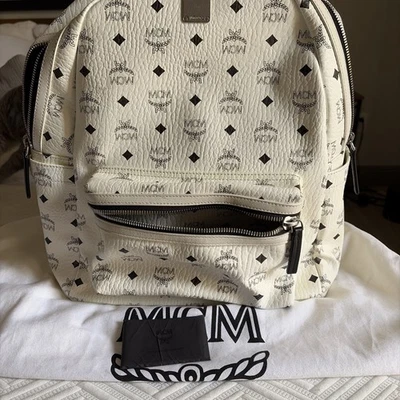 Mochila MCM mediana blanca y negra Foto 1 de 4