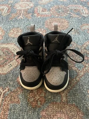 Zapatillas negras Jordan 1 Mid SE artesanales de adentro hacia afuera para niños pequeños talla 8C Foto 1 de 4
