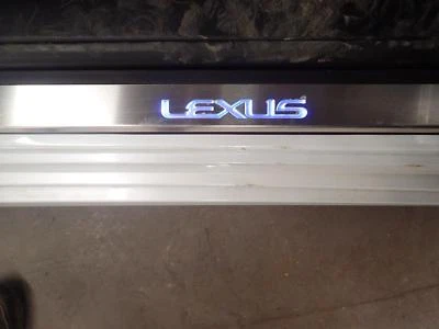 13 14 15 16 LEXUS ES300H: OEM Placa de desgaste del umbral de la puerta delantera derecha, con luz Foto 1 de 4