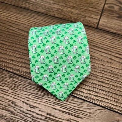 Corbata de seda Vineyard Vines para hombre día de San Patricio pintas de cerveza irlandesa 58" L EE. UU. Foto 1 de 4