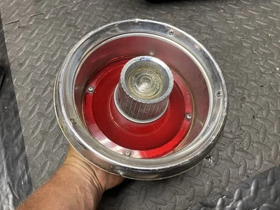 Ford Galaxy 1964 OEM 64 A FD FoMoCo luz trasera de respaldo lente y conjunto de cucharón  Foto 1 de 4