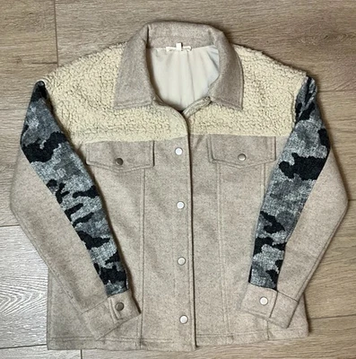 Chaqueta Sherpa Mystree Bronceada y Gris Camuflada Retazos Borde Crudo Boho PEQUEÑA Foto 1 de 4