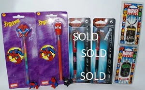 SPIDERMAN: 1 X PLUMA, 1 X LÁPIZ, 1 X LLAVERO, 1 X ETIQUETA DE PERRO, 3 X PINES (TK) - Imagen 1 de 12
