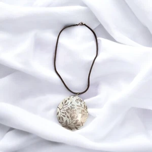 Schöner Abalone Scheiben Anhänger mit Gold floral Blatt Überfang beige und braun - Bild 1 von 5