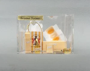RARO SET REGALO COOKE TUCKER MINIATURA GEORGIO ARMANI CON ETICHETTE P4 - Foto 1 di 1