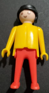 Figura de acción Playmobil Geobra 1974 vintage juguete: camisa amarilla pantalones rojos 3" de alto - Imagen 1 de 2