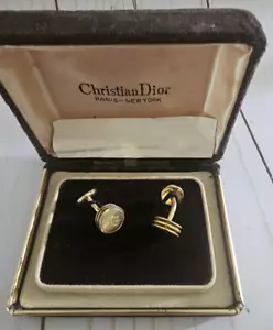 Gemelli vintage Christian Dior tono oro logo disegno inciso con custodia - Foto 1 di 8