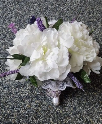 Ramo de peonía blanca y lavanda  Foto 1 de 4