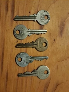 5 Vintage YALE Keys - Picture 1 of 12