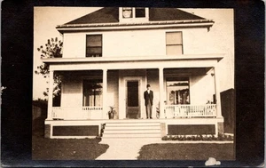 Postal de hombre en sombrero de bombín en porche RPPC c1912 - Imagen 1 de 2