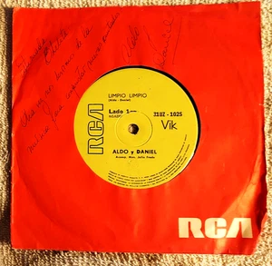 SIGNED LATIN 7" ALDO y DANIEL Limpio Limpio/La Niña En El Rueca RCA Vik URUGUAY - Picture 1 of 2