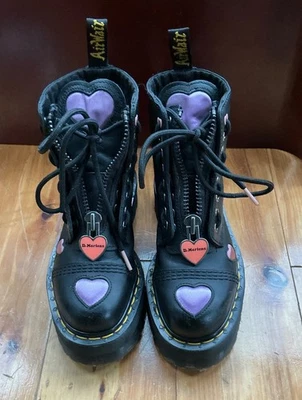 Botas Doc Dr. Martens Air Wair para mujer talla 5, diseño corazones Foto 1 de 4
