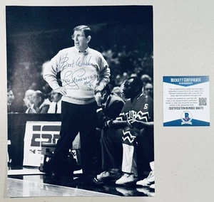 Foto autografiada firmada por Lou Carnesecca 8,5 x 11 Beckett BAS Cert St John’s - Imagen 1 de 1