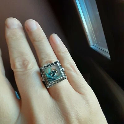 Anello in argento 925 con conchiglia  abalone e piccolo smeraldo e marcassiti - Immagine 1 di 2