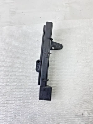 2010-2013 BMW X5 E70 SUPORTE GUIA REGULADOR DE JANELA PORTA TRASEIRA DIREITA A053702 - Imagem 1 de 4