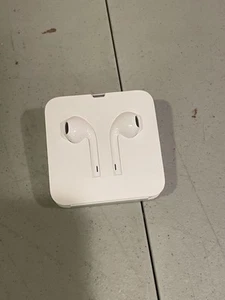 Genuine Apple Lightning EarPods For iPhone Headphones EarPhones NEW - Zdjęcie 1 z 2