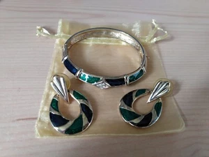 VINTAGE ENAMELLED CRYSTAL BRACELET BANGLE AND EARRINGS GREEN BLUE METAL - Picture 1 of 18