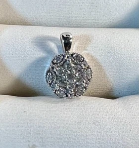 10KW & Cluster Diamond Pendant. 1.1g. - Picture 1 of 6