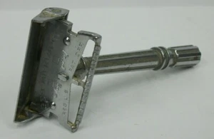 Vintage GEM Micromatic Clog Pruf SE Safety Razor - Picture 1 of 4