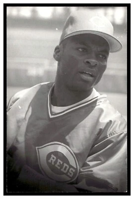 Reggie Sanders (1993) Cincinnati Reds Vintage Baseball Postcard Rd9 - Image 1 of 2
