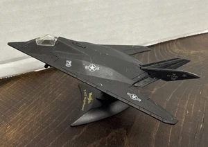 Lockheed F-117A Nighthawk Stealth Fighter con soporte Maisto Tailwinds - Imagen 1 de 6