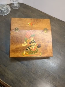 Cassetta delle lettere vintage anni 70 con decalcomanie fatta a mano legno nucleo college preziosa - Foto 1 di 12