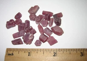 26 GUTE QUALITÄT WINZIGE 0,2-0,5" GROBE NATÜRLICHE RUBINKRISTALLE AUS MADAGASKAR 23g *A - Bild 1 von 2