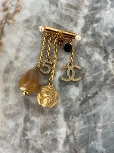 CHANEL VINTAGE 2001 Brosche Anstecknadel Stab mit Löwenkopf, CC 5 und Steinen - Bild 1 von 7