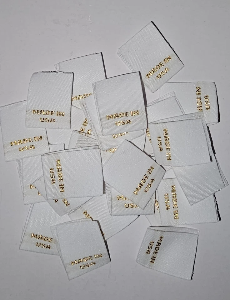 Etiquetas de tela para ropa "MADE IN USA". Bordado con letras doradas - 3/4"x5/8"- 2.000 Foto 1 de 4