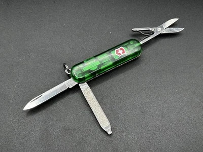 Navaja suiza Victorinox Signature Lite verde translúcida 58 mm, LED roja Foto 1 de 4