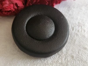 Ancien gros bouton en cuir marron collection pied 3,1 cm G8R - Picture 1 of 7