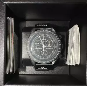 Reloj Swatch x Omega x Snoopy Biocerámico Lunar Misión a la Fase Lunar SO33B700 - Imagen 1 de 6