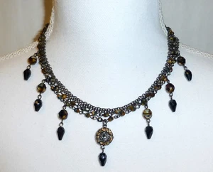 Collar Múltiples Hebras Susurros de Temporada Estilo Victoriano con Gotas de Vidrio Negro - Imagen 1 de 6