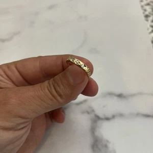 14 Karat Gelbgold Ring mit Motiven an den Seiten und kleinen Diamanten Größe 8 - Bild 1 von 8