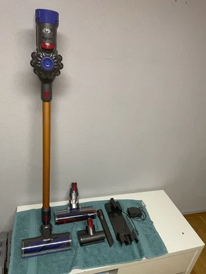 Dyson V8 Absolute beutellos Akku-Staubsauger - Gelb/Nickel (227296-01)Neuer Akku - Bild 1 von 4