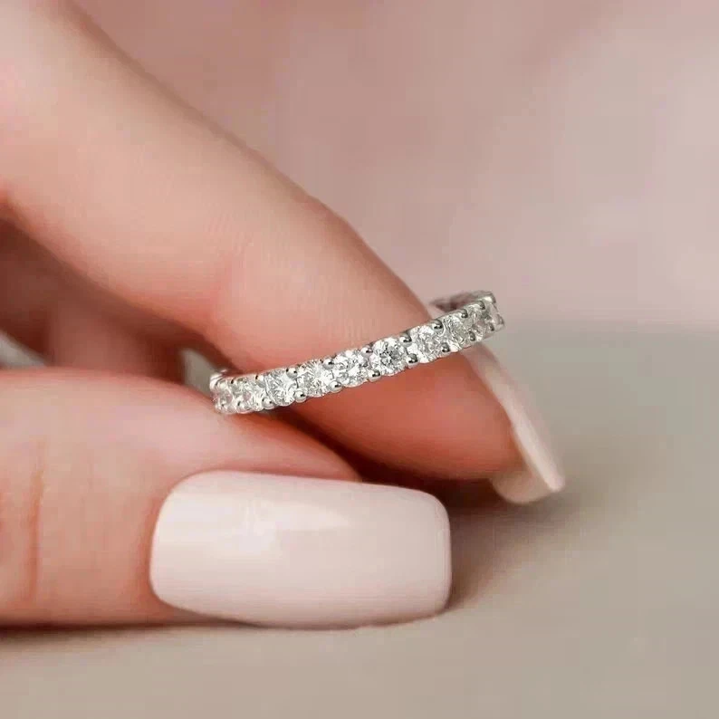 Alianza de eternidad de boda de diamantes de corte redondo de 4,00 quilates de oro blanco de 14 quilates Foto 1 de 4