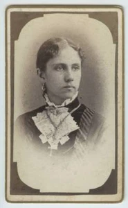 1870 CDV Ritratto di donna di Tuthill & Tweed, Moravia e Groton, New York - Foto 1 di 2