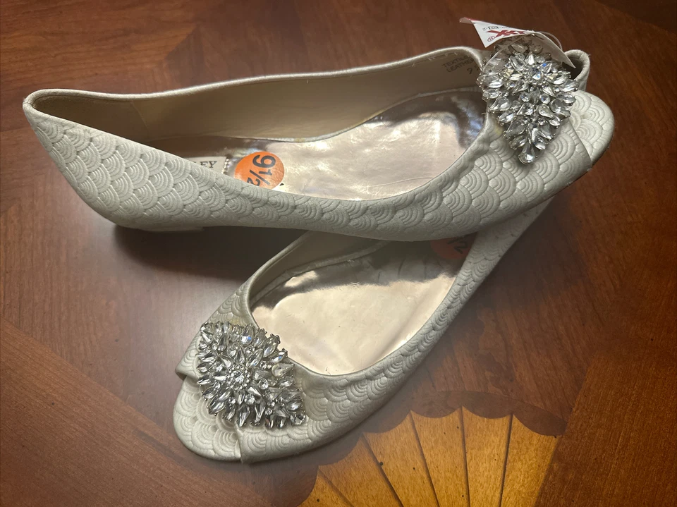 Badgley Mischka Marfil Tafetán Festoneado Estrás Planos Talla 9 1/2 Formal ARCT Foto 1 de 4