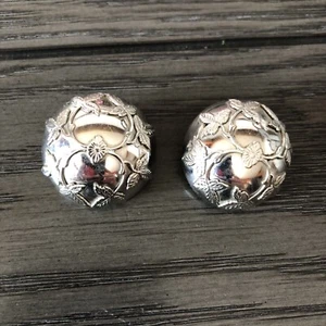 Pendientes de clip de botón con diseño de hoja en relieve cúpula tono plata vintage - Imagen 1 de 4