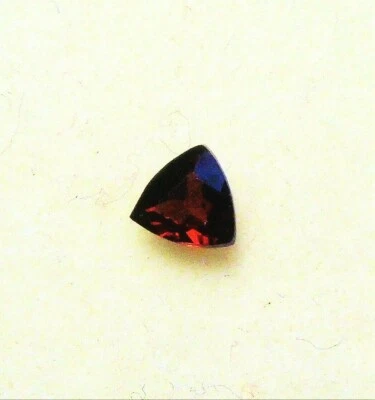 VERY NICE 4 mm TRILLION CUT MOZAMBIQUE GARNET GEMSTONE - Image 1 of 2