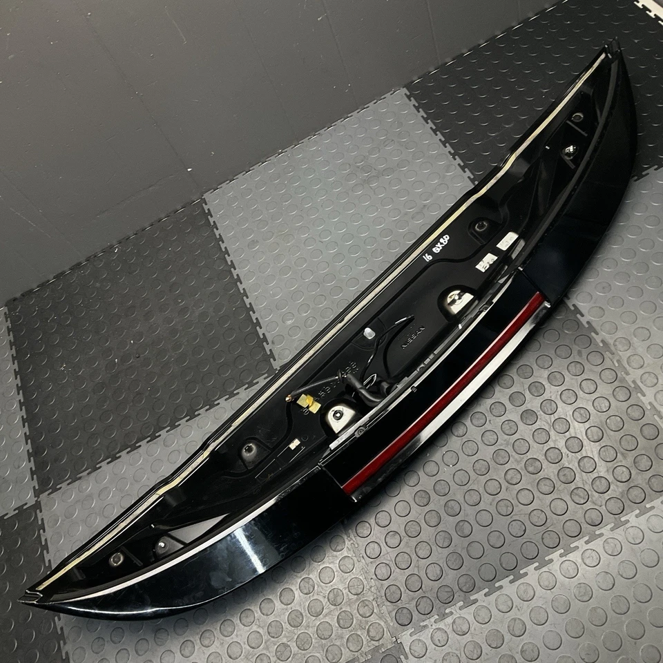 Alerón puerta levadiza maletero trasero Infiniti QX80 2011-2017 con tercera luz de freno OEM Foto 1 de 4