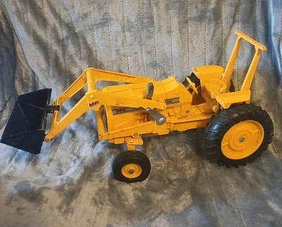 ERTL Massey Ferguson Industrial Tractor with Endloader 1/16 ? Scale Tractor - Image 1 of 4