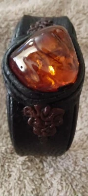 Pulsera de cuero y ámbar báltico con detalles negros, marrones Foto 1 de 4