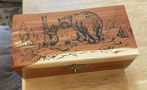 Kiefer Zeder Box mit Bären Illustration mit Schloss und Schlüssel - Bild 1 von 5