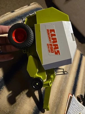 Claas Rollant 250 塑料圆形干草保镖,不完整 阅读说明 — 第 1/4 张图片