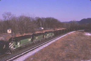 BN 6797 SD40-2+2 & COAL MTY'S NEAR LAKE CITY, MN 1989 SLIDE 35MM - Foto 1 di 1