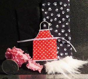 Delantal Corazón en Rojo Cocina Mascota Salón Acicalamiento Piel Falsa 1:12 Mini Creativo 5981 - Imagen 1 de 4