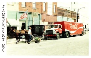 Jamesport, MO Missouri BROADWAY STREET SCENE Cola Truck ~ Amish Buggy Postkarte - Bild 1 von 2