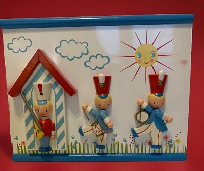 Banda de marcha colgante de pared vintage de madera para guardería de soldados de juguete Irmi Foto 1 de 4