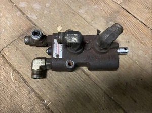 JOHN DEERE 335 345 355D HYDRAULIC LIFT VALVE AM121724 - Picture 1 of 2